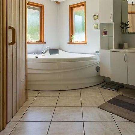 Three-bedroom Holiday In * Hals
